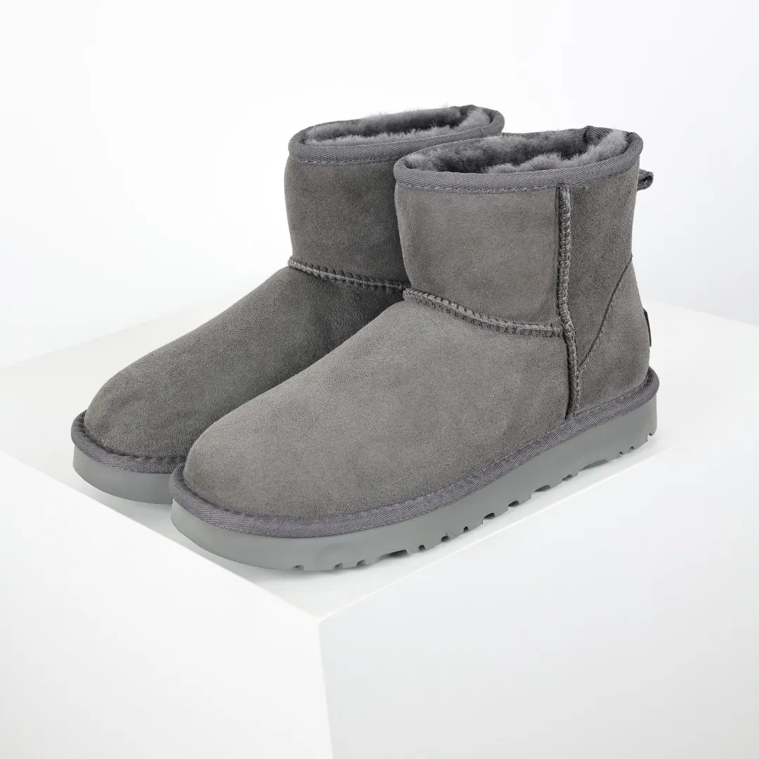 Pick up locally 💰520, core recommendation, good price, UGG Classic Mini mid-tube series, Xiaohongshu hot model, Henan Longfeng leather production, sheepskin and wool integration, top quality in the market, 2-3 cm cashmere insole, keeping warm in winter, suitable for home use. In the new year, uug launched a style series, which is partially biased towards the preferences of young consumers, and has also been at the forefront of fashion trends. Shoe body material, water-repellent coated suede upper 17mm UGGPURE™ implanted wool insole Lightweight non-slip comfortable rubber outsole With brand LOGO Trademark Comes with full packaging Size: 35 36 37 38 39 40
